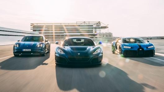 Al centro si può vede la Rimac Nevera, hypercar elettrica