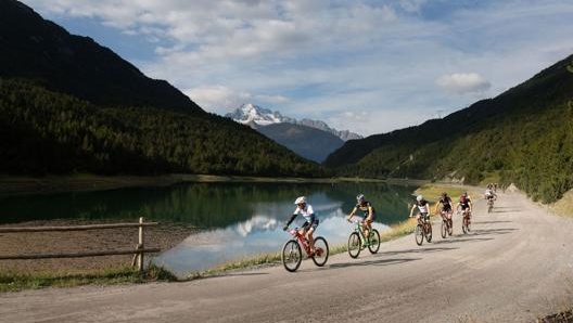 L’ampia strada bianca nei pressi dei Laghi di Cancano. Foto: AVBM/Roby Trab