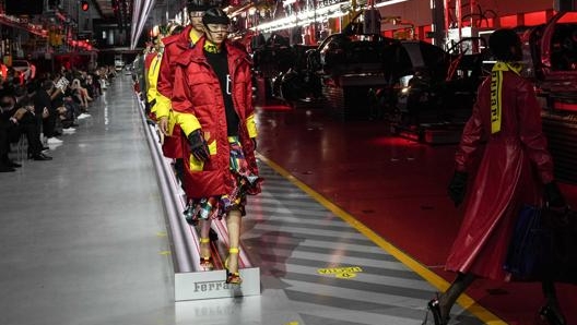 La linea di assemblaggio Ferrari è diventata una passerella dove modelle e modelli hanno presentato la nuova linea di abbigliamento del Cavallino