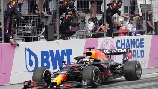 L’arrivo a ruote fumanti di Verstappen a Zeltweg. Lapresse