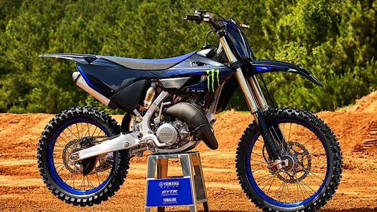 Motore ad alte prestazioni completamente ridisegnato per la YZ125. Qui con grafiche Monster Energy