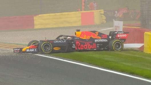 Max Verstappen contro le barriere di curva 7 a Spa