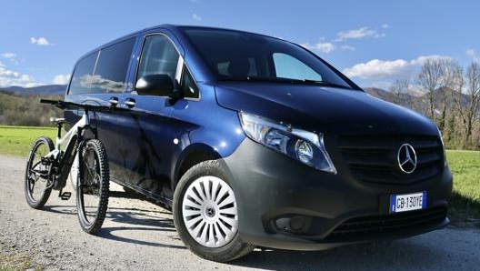 Di Mercedes Vito esistono numerose configurazioni: il Tourer dedicato al trasporto persone, il furgone per artigiani e professionisti e il Mixto