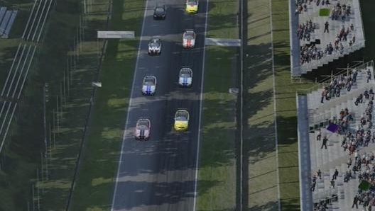 Il momento del via in gara 1: le auto prendono il via dal rettilineo conclusivo per poi lanciarsi e dare il via alla corsa