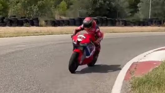 Marc Marquez in sella alla Cbr600RR per allenarsi tra i cordoli