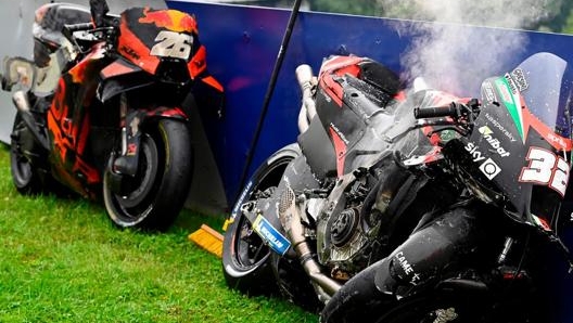 Quello che rimane dell’Aprilia di Savadori e della Ktm di Pedrosa dopo il botto con incendio