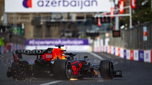 La Red Bull RB16B di Max Verstappen dopo l’esplosione della gomma posteriore sinistra a Baku. Getty