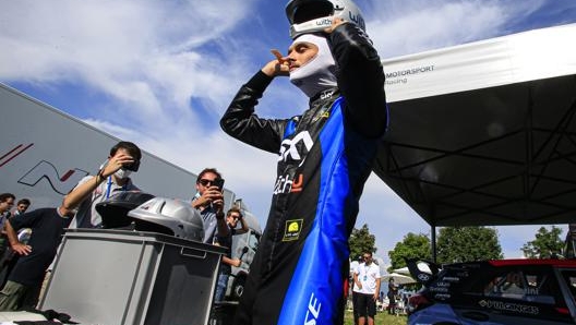 Luca Marini, pilota Sky Racing in MotoGP, si infila il casco prima di mettersi al volante