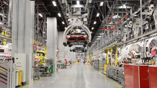 Una linea di assemblaggio a Maranello