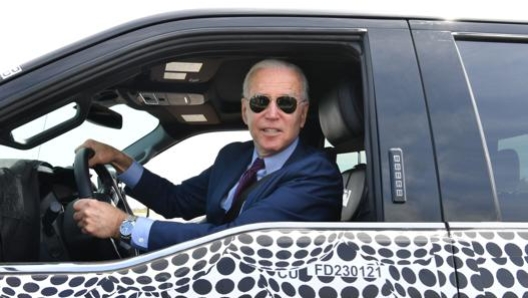 Joe Biden al volante di un Ford F-150 Lightning durante la sua visita a Dearborn. Afp