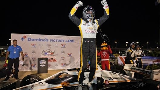 Joseph Newgarden festeggia la vittoria a Madison. Ap