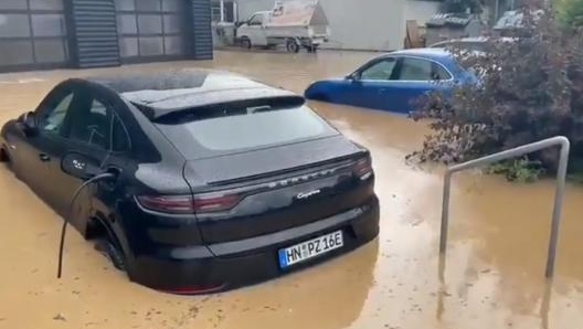 Secondo i dipendenti, più di 10 auto sono state coinvolte dal fiume di fango