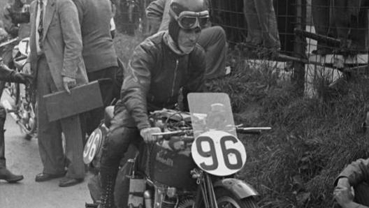 Dario Ambrosini su Benelli al Tourist Trophy 1950