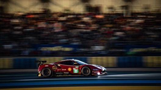 La Ferrari 488 Gte Evo numero 52 che scatta dalla seconda casella tra le Lmgte Pro