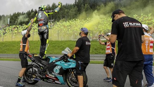 Valentino saluta i suoi tifosi austriaci, in delirio dopo la gara al Red Bull Ring