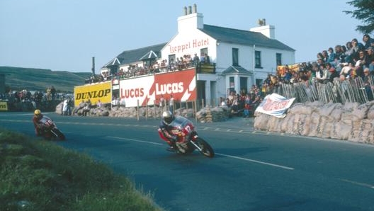 Mike Hailwood davanti a Joey Dunlop nel TT del 1978. Getty