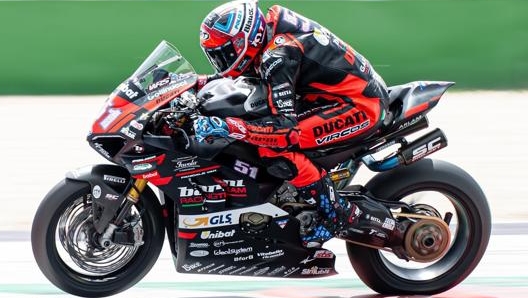 Michele Pirro corre nel Civ Superbike con la Ducati Panigale V4 R del team Barni Racing