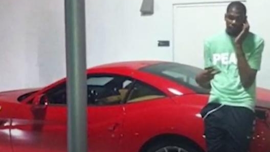 Durant pizzicato insieme alla sua Ferrari California (foto da YouTube)