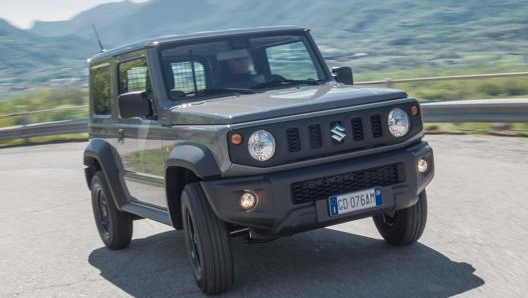 Le dimensioni compatte e il motore brillante assicurano a Jimny una buona versatilità anche su asfalto