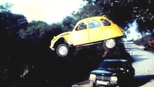 La 2CV in volo in una scena di "Solo per i tuoi occhi"