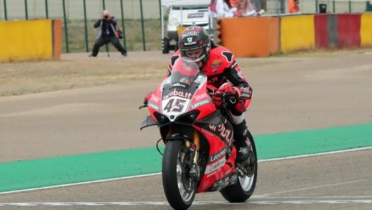 Scott Redding in azione con la sua Ducati. Epa