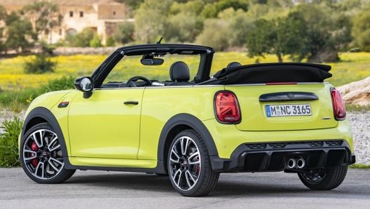 La Mini Jcw cabrio in promozione monta un motore da 2 litri in grado di erogare 178 Cv con 280 Nm di coppia massima