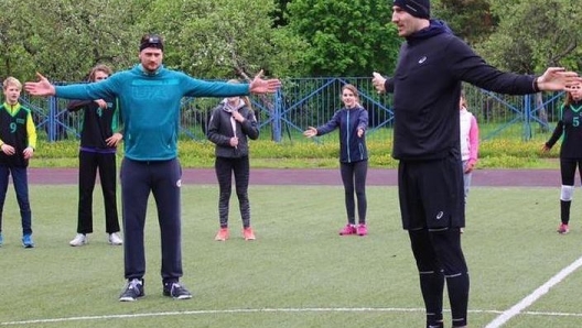 Mikhailov guida l’allenamento all’aperto prima di un torneo di volley (foto @maxmikhailov18)