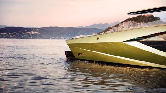 Questo motoryacht riesce a raggiungere oltre 60 nodi di velocità (circa 110 km/h)