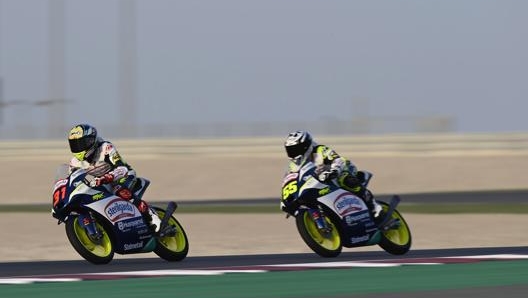 Adrian Fernandez e Romano Fenati in pista. Getty