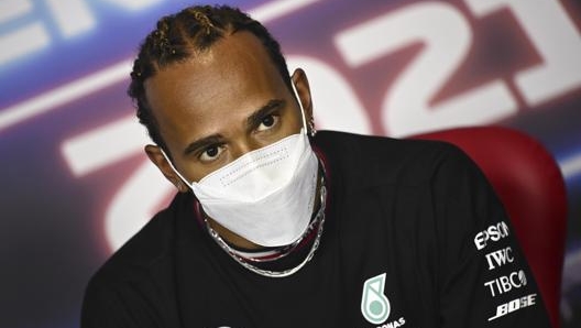 Lewis Hamilton durante la conferenza stampa. Epa