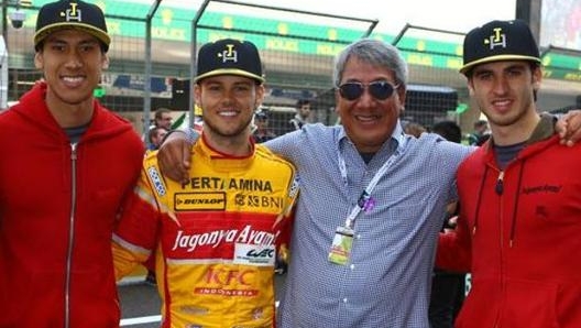 Ricardo Gelael e il figlio Sean, terzo e primo da sinistra, insieme a Tom Blomqvist e Antonio Giovinazzi