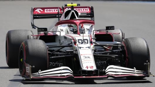 Giovinazzi impegnato con la sua Alfa Romeo Sauber