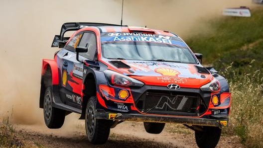 Dani Sordo impegnato sullo sterrato sardo sulla Hyundai i20 Coupé