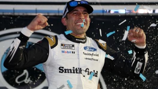 Aric Almirola esulta per la vittoria