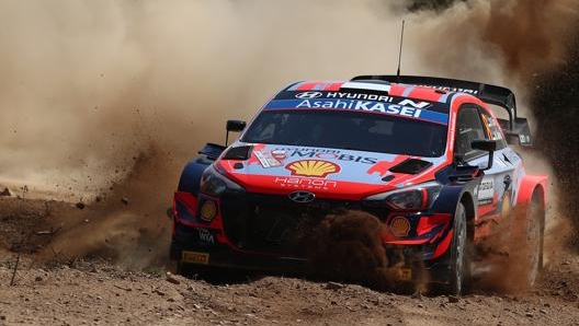 Ott Tänak  alla guida della sua Hyundai nel rally di Sardegna