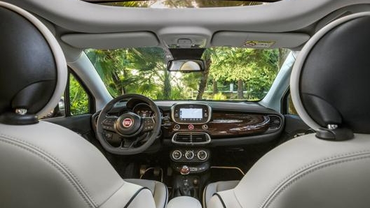 Gli interni di Fiat 500X Yachting includono la plancia in legno di mogano