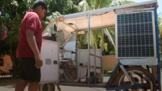 Il giovane inventore e il tuk-tuk a energia solare