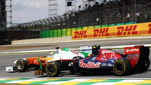 Lo spagnolo in duello con la Force India di Sutil nel GP di Interlagos 2011. LaPresse