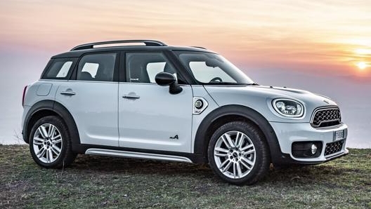 A luglio la Mini Countryman Plug-in Hybrid versione Classic viene proposta in promozione con il leasing operativo Why-buy Evo