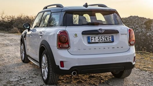 Il propulsore principale del sistema ibrido della Mini Countryman è il tre cilindri 1.5 benzina da 136 Cv, abbinato al motore elettrico da 88 Cv e 165 Nm di coppia