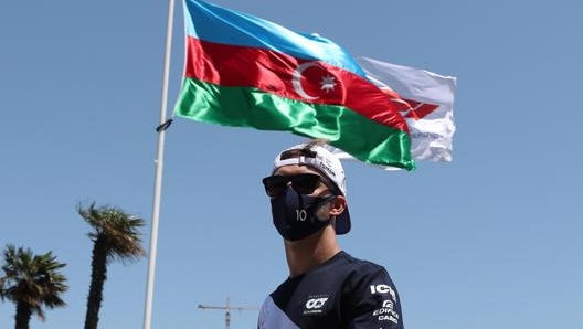 Pierre Gasly nel ventoso paddock di Baku. Epa