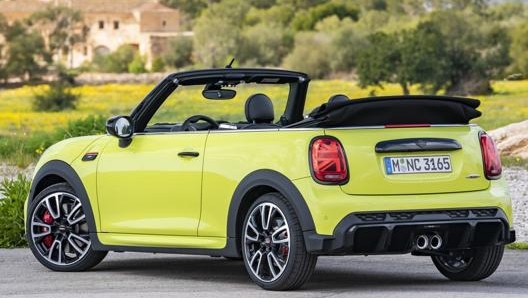 La Mini Jcw Cabrio monta un motore da 2 litri in grado di erogare 178 Cv con 280 Nm di coppia massima