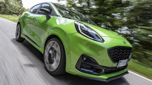 Il motore tre cilindri da 1.500 cc Ecoboost sviluppa 200 cavalli e 320 Nm di coppia massima. La Puma ST scatta da 0 a 100 in 6,7 secondi e raggiunge i 220 km/h