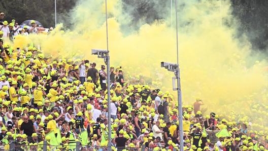 I tifosi di Vale sul circuito. Afp