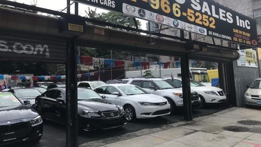 Un concessionario di auto usate a Brooklyn a New York. Afp