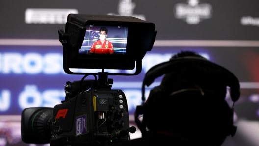 Charles Leclerc ripreso dalle telecamere durante la conferenza stampa ufficiale in Austria. Afp