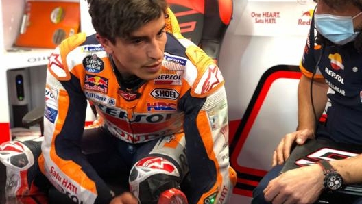 Marc Marquez al rientro ai box dopo la caduta durante le FP2