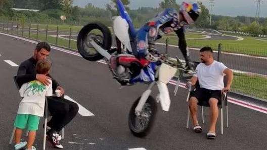 Spettacolare stoppie di Toprak tra Kenan Sofuoglu e un suo amico