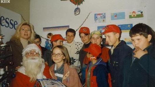 La visita di Schumacher (al centro) nel 1996 all’ospedale di Sarajevo