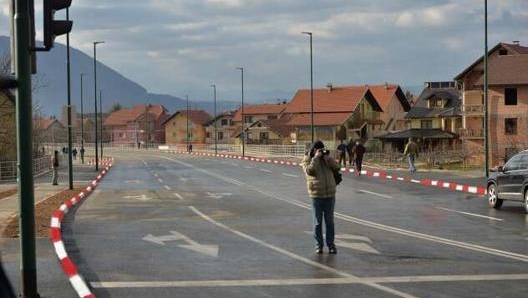 I ragazzi di Sarajevo sono stati invitati nel colorare i marciapiedi di bianco e rosso, come dei tipici cordoli di un circuito di F1. Foto Klix.ba